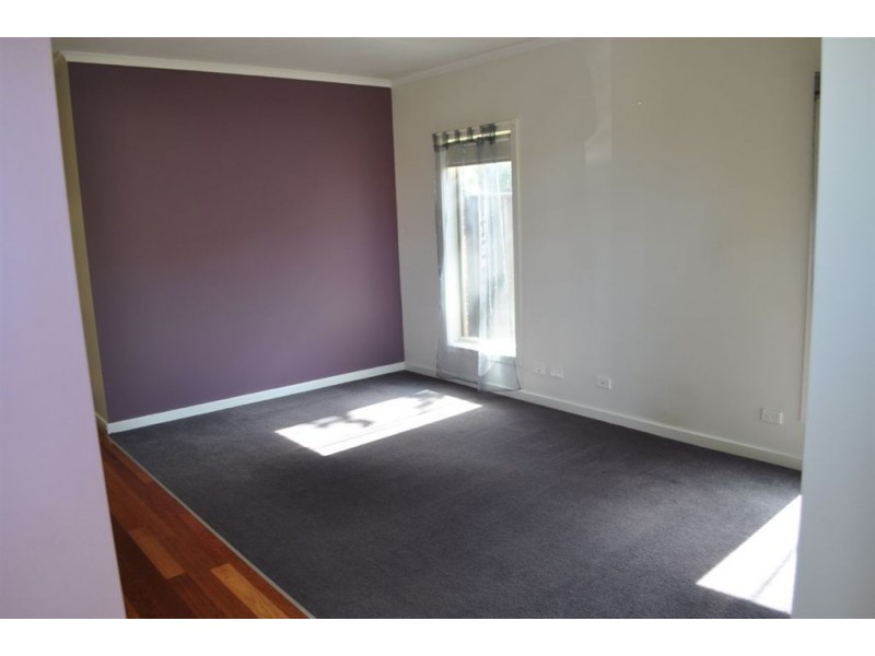 8 McPhee Place, Lake Gardens VIC 3355