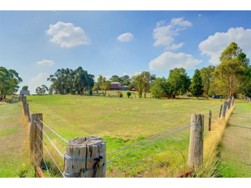 10 Charles Scorer Court, Magpie VIC 3352