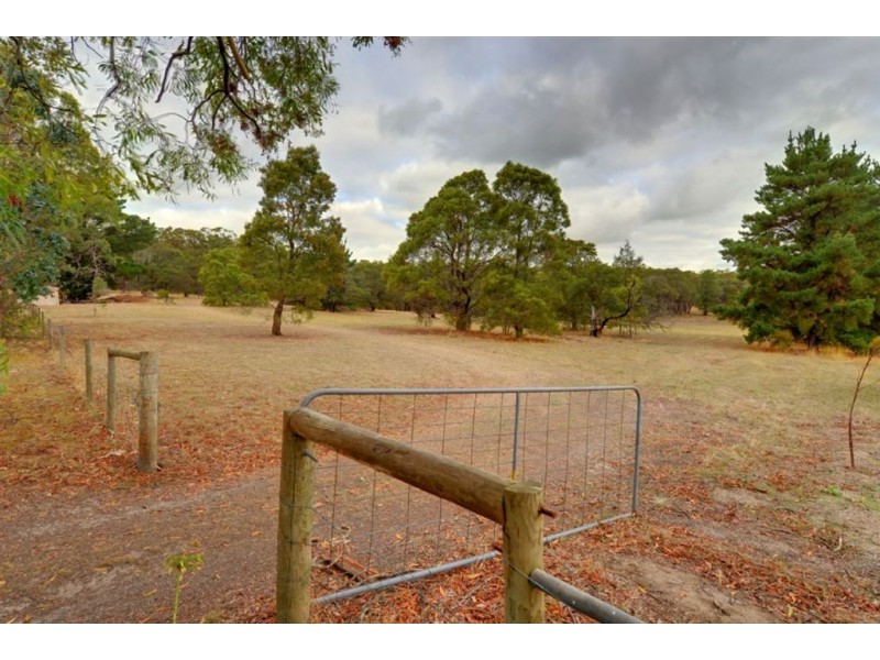 133 Moss Avenue, Mount Helen VIC 3350