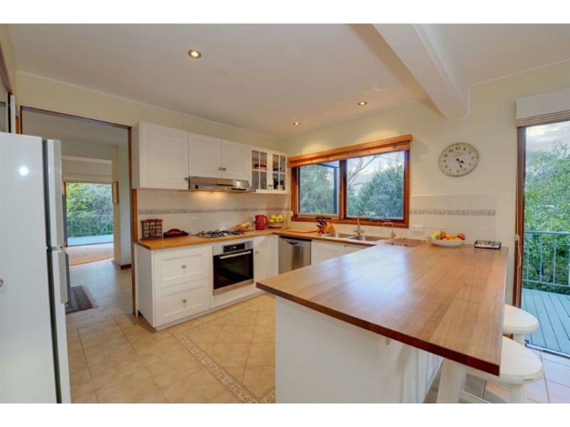 127 Moss Avenue, Mount Helen VIC 3350