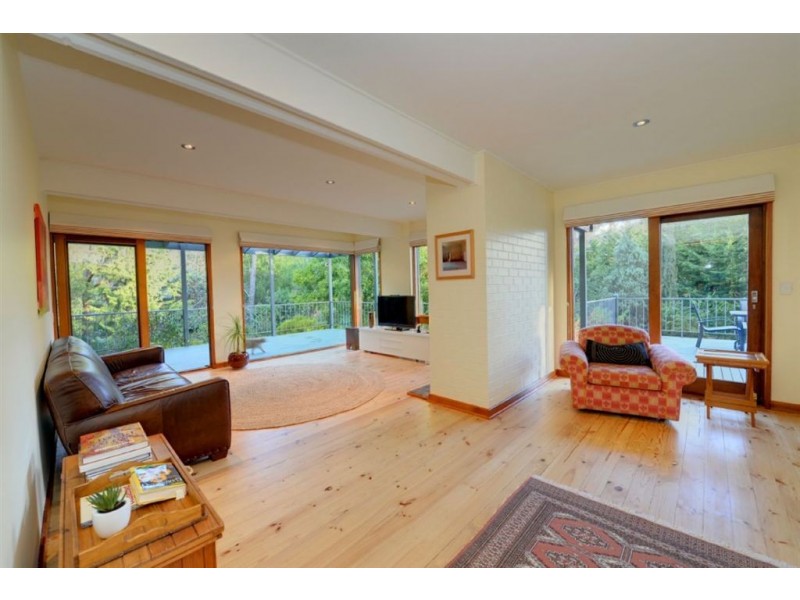 127 Moss Avenue, Mount Helen VIC 3350