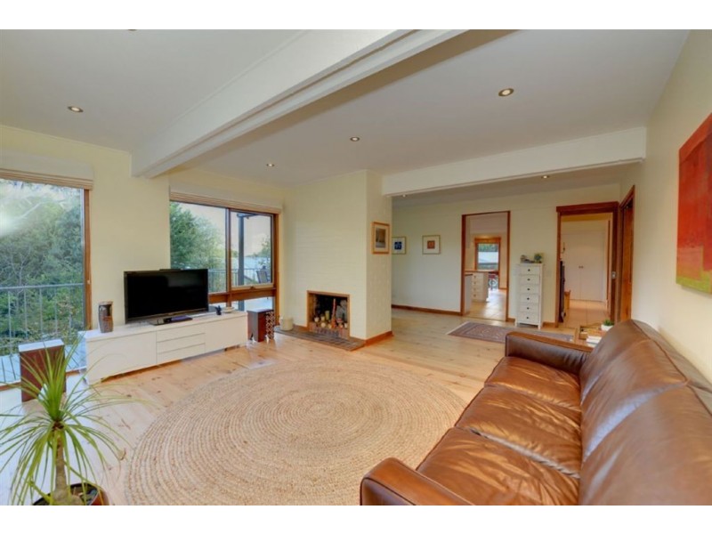 127 Moss Avenue, Mount Helen VIC 3350