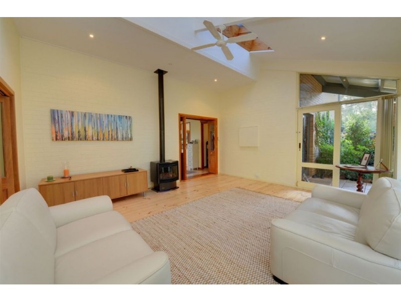 127 Moss Avenue, Mount Helen VIC 3350