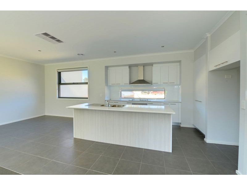 2/119 Yarana Drive, Mount Helen VIC 3350