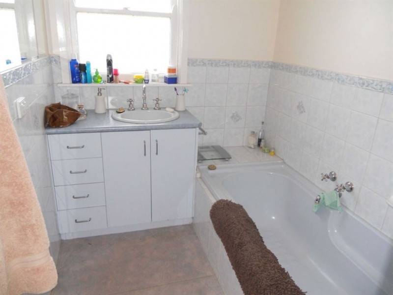 9 Duke Street, Newington VIC 3350