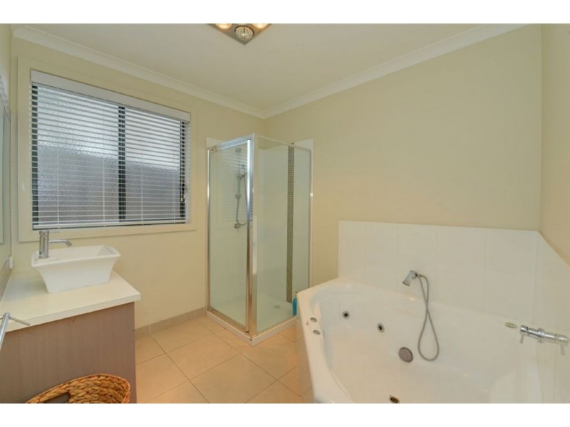 16 Zoe Drive, Mount Helen VIC 3350