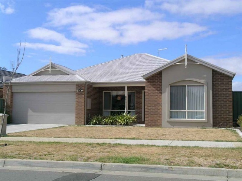 9 St Helens Avenue, Lake Gardens VIC 3355