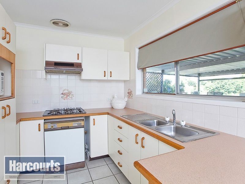 13 Owarra Avenue East, Ferny Hills QLD 4055