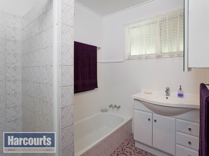 13 Owarra Avenue East, Ferny Hills QLD 4055