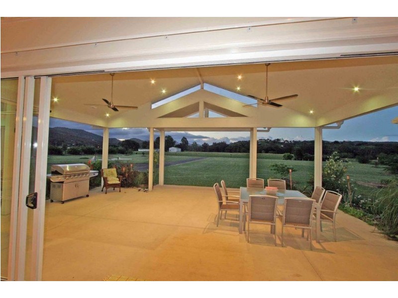 8 Sovereign Way, Samford QLD 4520