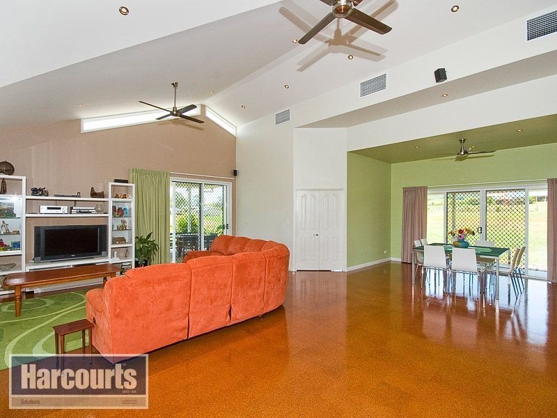 8 Sovereign Way, Samford QLD 4520