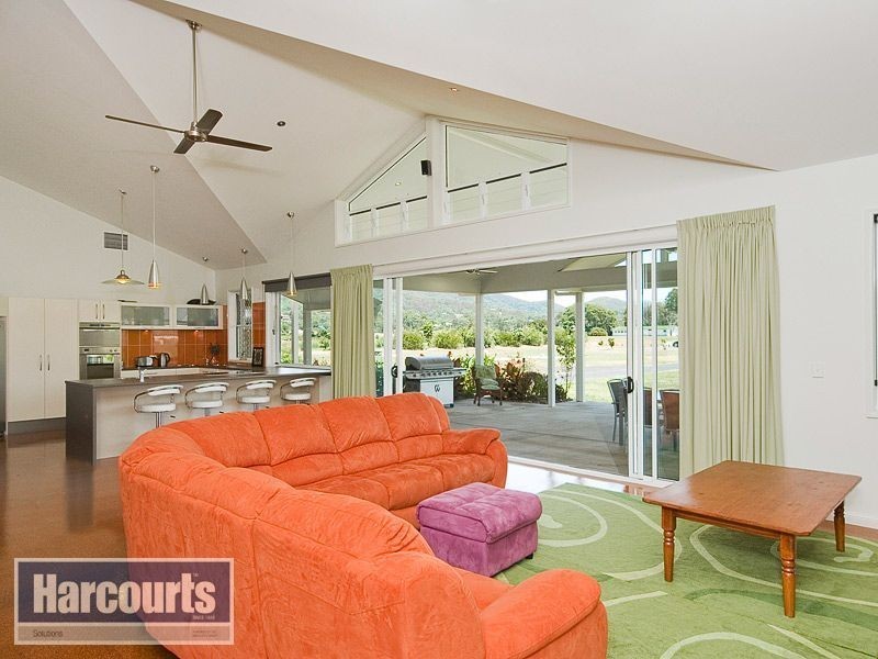8 Sovereign Way, Samford QLD 4520