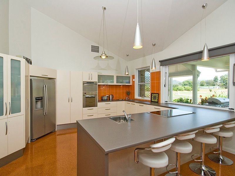 8 Sovereign Way, Samford Valley QLD 4520