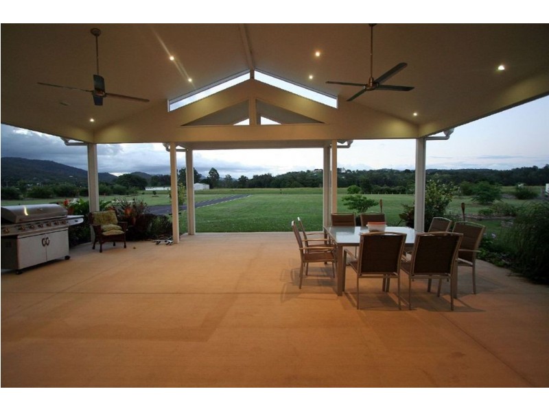 8 Sovereign Way, Samford Valley QLD 4520