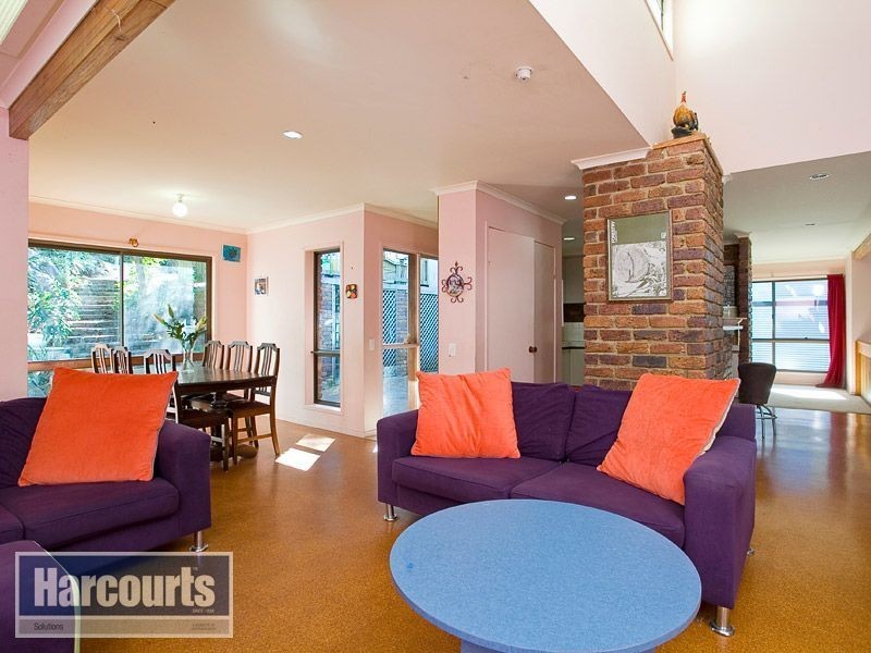 8 McSweeney Crescent, Mount Nebo QLD 4520