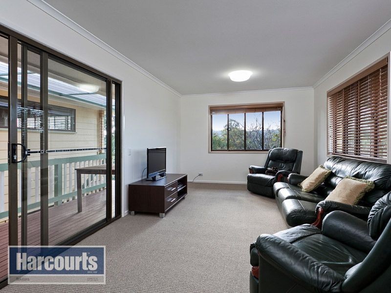 4 Lurneah Crescent, Ferny Hills QLD 4055