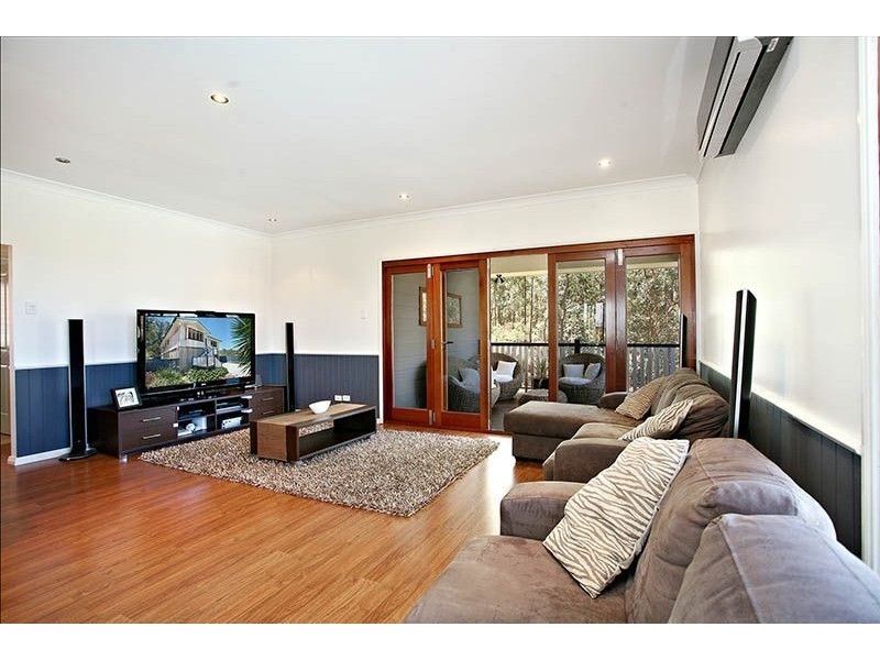 4 Crampton Court, Arana Hills QLD 4054