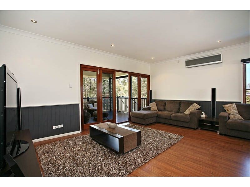 4 Crampton Court, Arana Hills QLD 4054