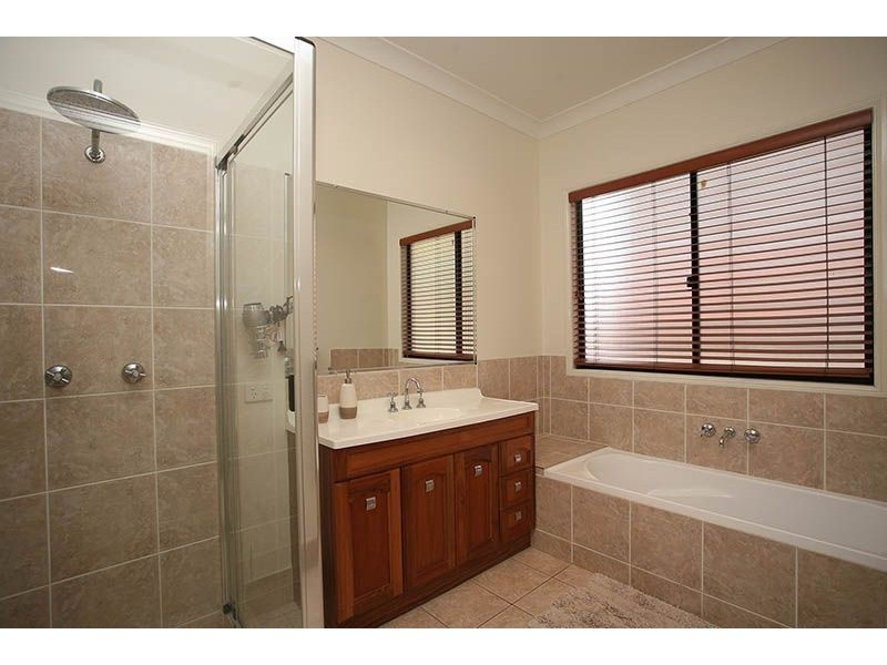 4 Crampton Court, Arana Hills QLD 4054