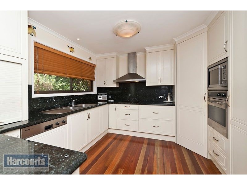 11 Camden Court, Arana Hills QLD 4054