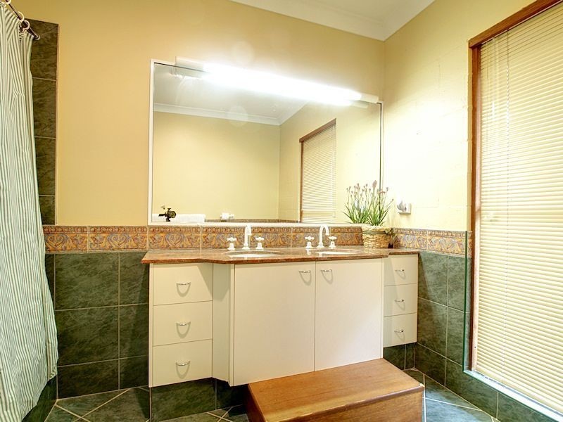 8 Greenwood Crescent, Samford Valley QLD 4520