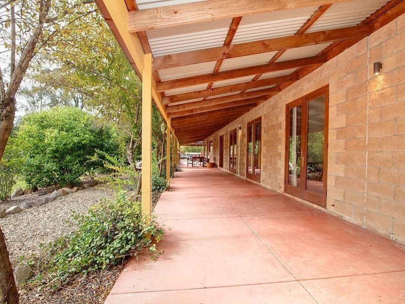 8 Greenwood Crescent, Samford Valley QLD 4520