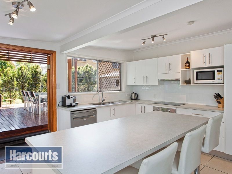 7 Dinterra Avenue, Ferny Hills QLD 4055