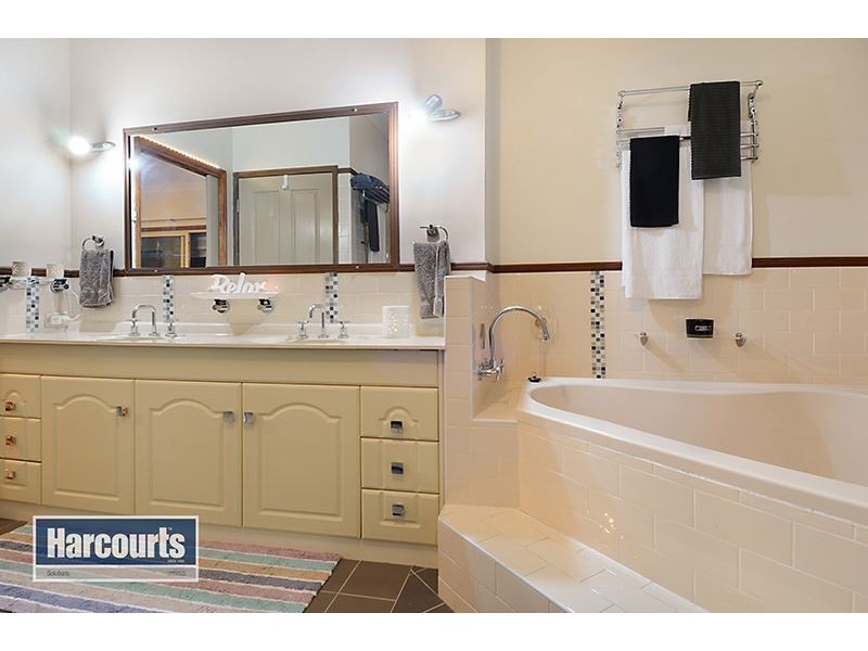 28 Oakmont Crescent, Albany Creek QLD 4035