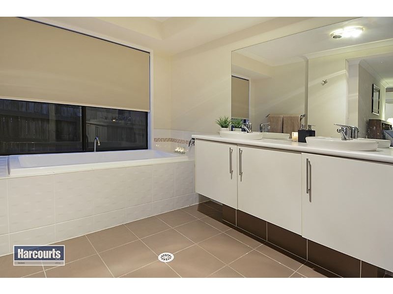 16 Cassinia Court, Eatons Hill QLD 4037