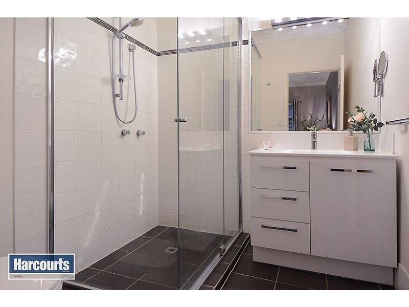 6 Bluewood Court, Ferny Hills QLD 4055