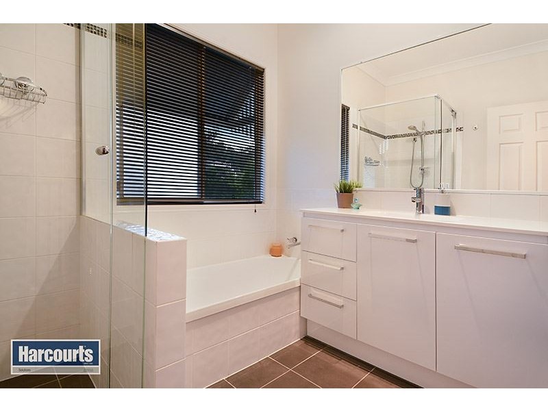 6 Bluewood Court, Ferny Hills QLD 4055