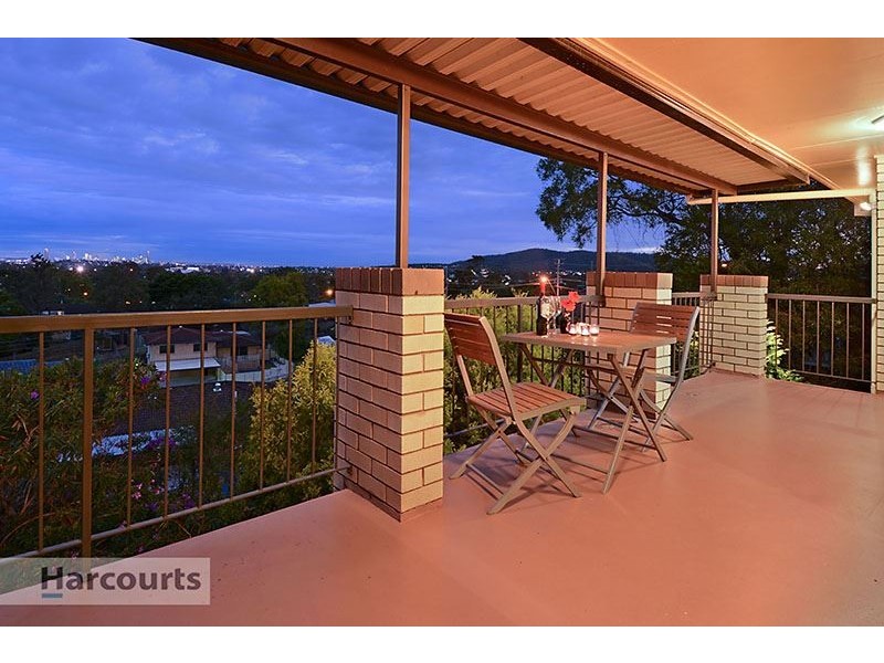 1042 South Pine Road, Everton Hills QLD 4053