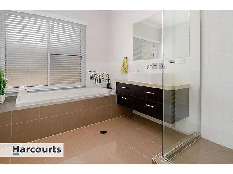 32 Rivergum Drive, Eatons Hill QLD 4037