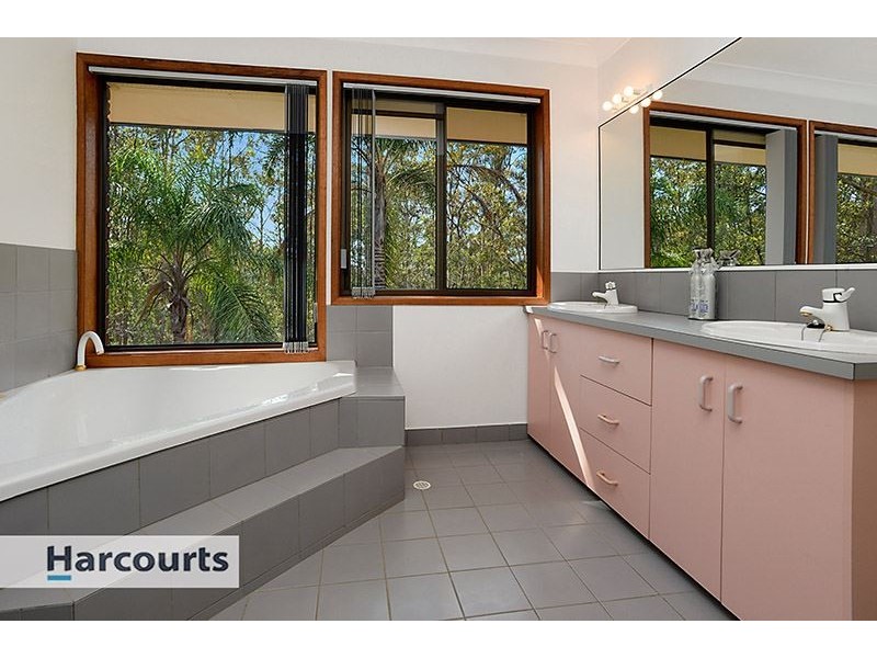 5 Drapers Road, Eatons Hill QLD 4037