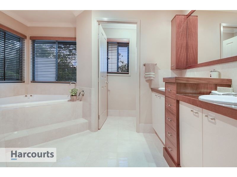 33 Quandong Crescent, Arana Hills QLD 4054