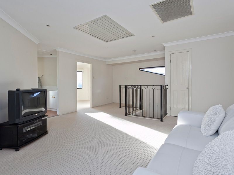 8 Aries Crt, Bridgeman Downs QLD 4035