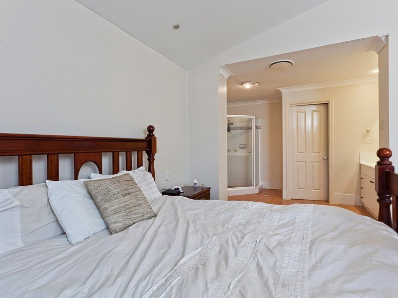 8 Aries Crt, Bridgeman Downs QLD 4035