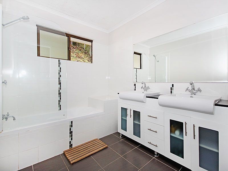 27 Tarcoola Ave, Ferny Hills QLD 4055