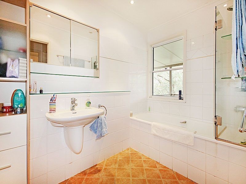 18 Kirri St, The Gap QLD 4061