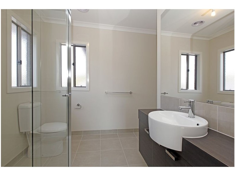 1/4 Freshwater Way, South Morang VIC 3752