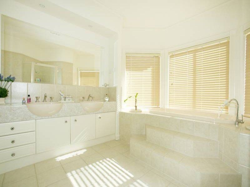 14 Shamrock Drive, Mill Park VIC 3082