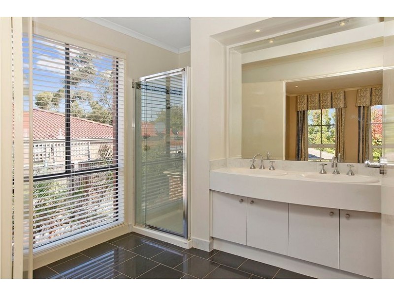 8 Castlehill Avenue, Greenvale VIC 3059