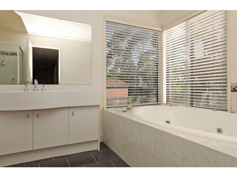 8 Castlehill Avenue, Greenvale VIC 3059