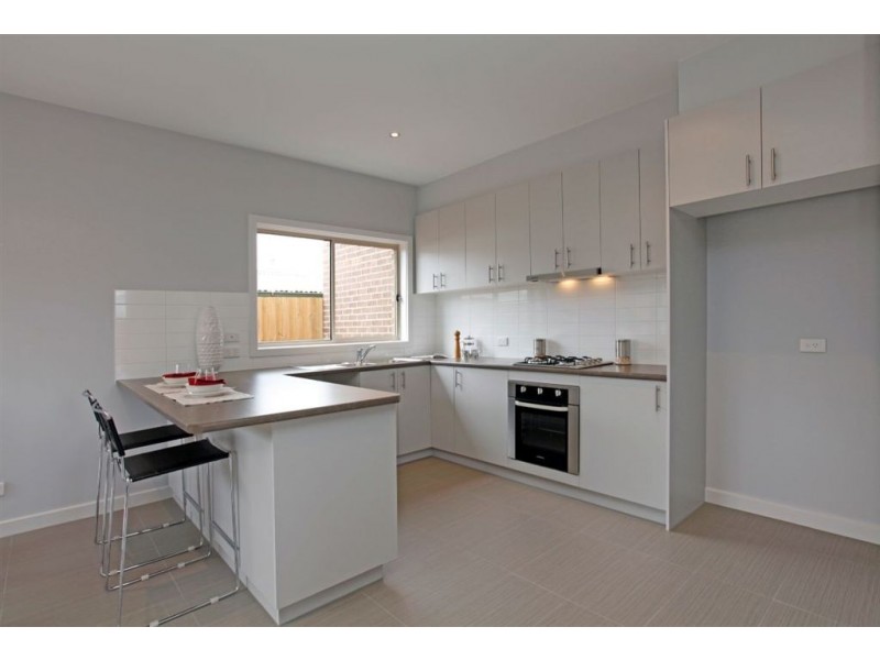 2/13 Lantana Avenue, Thomastown VIC 3074