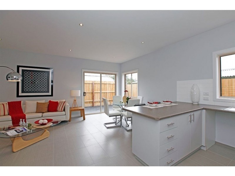 2/13 Lantana Avenue, Thomastown VIC 3074