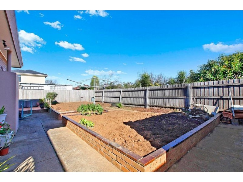 17 Lantana Avenue, Thomastown VIC 3074