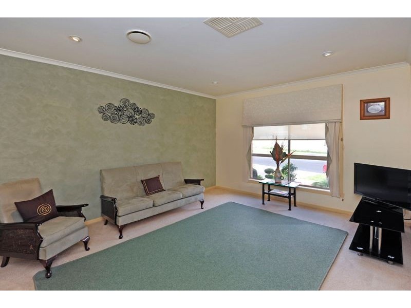 1/108 Woolnough Drive, Mill Park VIC 3082