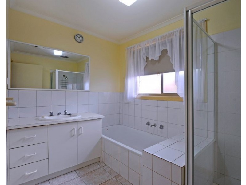 1/108 Woolnough Drive, Mill Park VIC 3082