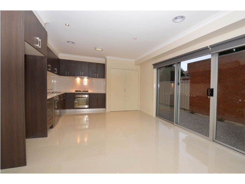 2/11 Portsmouth Place, Epping VIC 3076