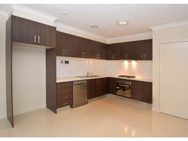 2/11 Portsmouth Place, Epping VIC 3076